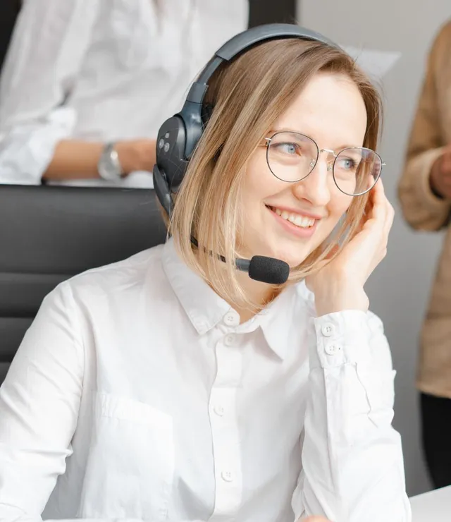 D-TECH customer care executive on a support call